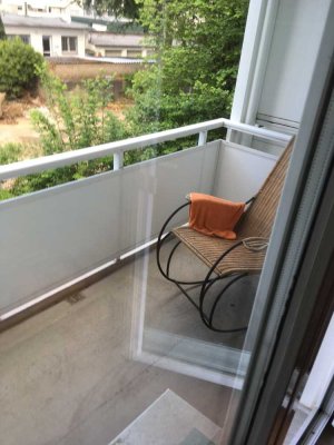 Stilvolle, vollständig renovierte 2-Zimmer-Wohnung mit Balkon in Essen