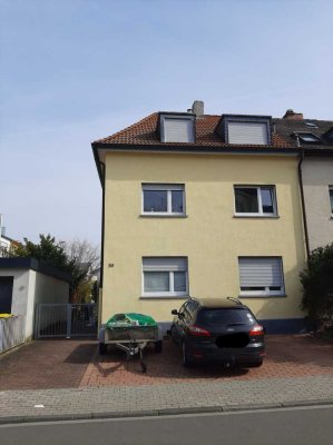 Gemütliche, modernisierte 2-Raum-Wohnung mit Balkon und Pkw-Stellplatz in Ludwigshafen