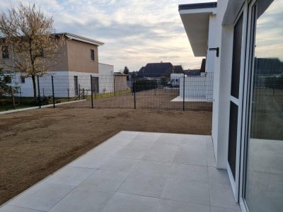 MODERNE DOPPELHAUSHÄLFTE MIT TERRASSE UND GARTEN!