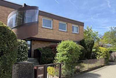 Freistehendes Zweifamilienhaus in ruhiger Anliegerstraße mit großem Erbpacht-Grundstück