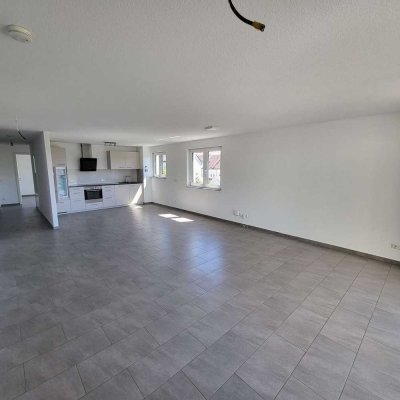 **Helle, moderne 4-Zi.-Wohnung mit EBK und TG-Stellplatz**