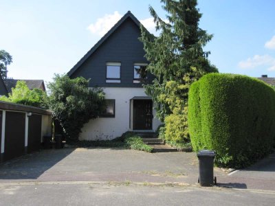 Freistehendes  Einfam.-Haus Bj. 1982, Wfl. 198 m² + 3 Garagen + Gartenhaus u. 621 m² Grundstück.
