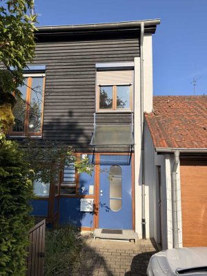 Lichtdurchflutetes Architektenhaus mit Garten — ruhige Innenstadtlage
