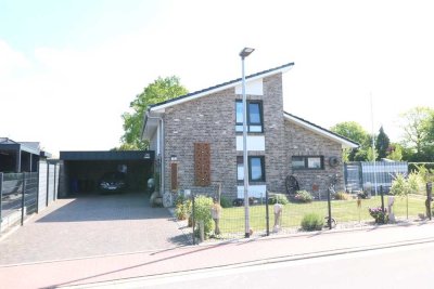 Schickes, familiengerechtes Wohnhaus mit Doppelcarport, Pool und überdachter Terrasse