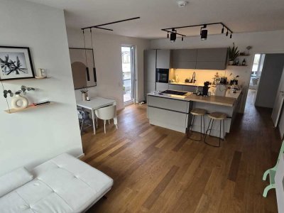 Neuwertige 4-Zimmer-Penthouse-Wohnung mit 60m2 SW-Terrasse und hochwertiger Einbauküche