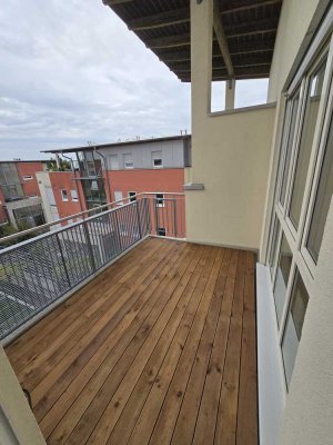 Außergewöhnliche helle, renovierte 3-Zimmer Wohnung mit 2 Balkonen