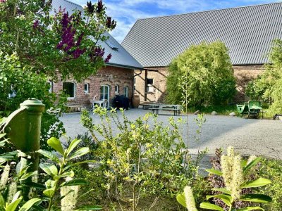 Exklusives Ensemble mit Gästehaus im Inland der Insel Usedom. Aufteilung zum Kauf ist möglich.