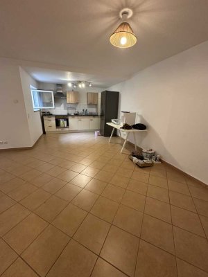 Freundliche 2-Zimmer-Souterrain-Wohnung mit geh. Innenausstattung mit Balkon und EBK in Heppenheim