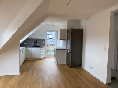 Erstbezug nach Sanierung mit Balkon und Einbauküche: Exklusive 3-Zimmer-DG-Wohnung in Rheine