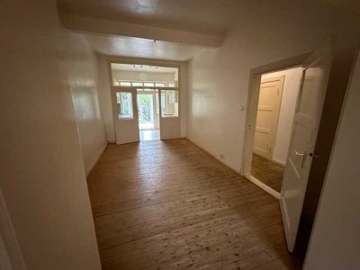 Altbauwohnung über zwei Ebenen, Wintergarten, Garten, Dielen