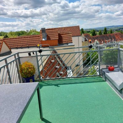 2 1/2- Zi.-Maisonette mit Dachterrasse, Aufzug, Einbauküche, bei Bedarf mit Carport
