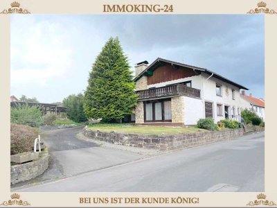 ++ MASSIVES FREISTEHENDES EIN - ZWEIFAMILIENHAUS MIT AUSBAUFLÄCHEN + SCHEUNE! ++ GROSSES GRUNDSTÜCK!