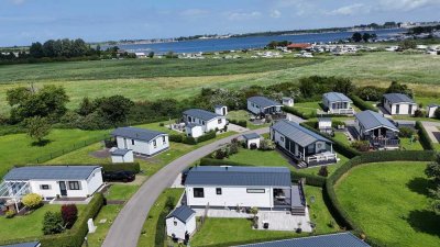 OSTSEE-KAUF/SÜTEL/Neuwertiges Mobilheim/Bj. 2023/EBK/ebenerdige Dusche/möbliert/2 Stlpl.
