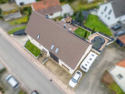 Großes Einfamilienhaus mit Pool, Scheune und schönem Garten