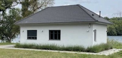 Traumhaftes WASSERGRUNDSTÜCK mit 1.340 m², massives Haus, 55 m Uferfront, eigenem Bootsanleger/Steg