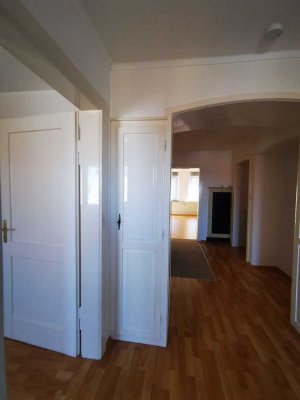 Sonnige 5-Zimmer-Wohnung mit Süd-Balkon, zentral, ruhig