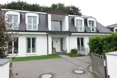 Moderne, Ruhige & Helle Doppelhaushälfte mit großem Garten in Wellingsbüttel