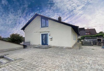 Attraktives Einfamilienhaus mit kernsanierter Einliegerwohnung inkl. großer Garage und Pool