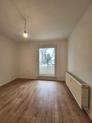 *Ideal für Singles oder Paare*  Helle 2-Zimmer-Wohnung mit Balkon+ Bad mit Badewanne !
