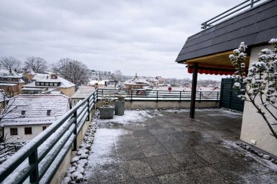 Über den Dächern Reutlingens: großzügige 3-Zimmer-DG mit Dachterrasse & Aufzug