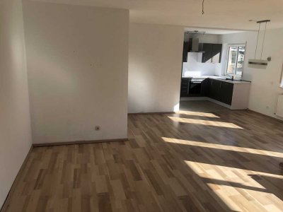 Modernisierte 2-Zimmer-Wohnung mit Süd-West Balkon und Einbauküche Nähe Zollhafen