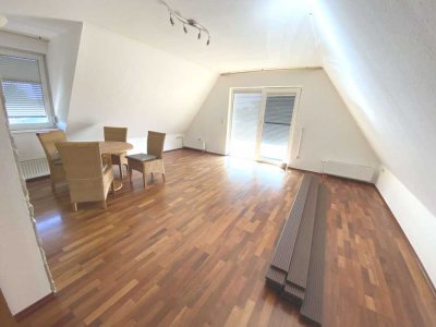 Vechelde, Ortsteil Denstorf! 2,5 Zim.-Dachg.-Wohnung mit Balkon u. Einbauküche sowie Pkw.-Stellplatz