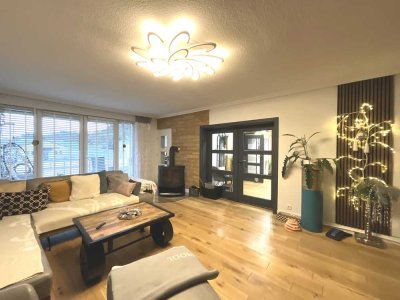 Stilvolles Zweifamilienhaus mit hochwertiger Ausstattung und zeitgemäßer PV-Anlage.