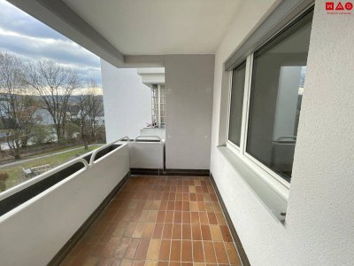 Sonnige 2-Zimmer-Wohnung, großer Loggia, Lift und Parkplatz