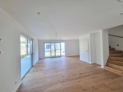 Modern &amp; komfortabel: Erstbezug mit Terrasse und Garten, zwei Balkonen, Dachterrasse &amp; eigenem PKW-Stellplatz