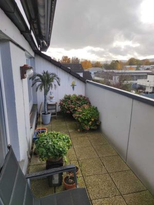 Ruhige helle 2,5 ZKB DG-Wohnung mit Loggia, Bi-West von Privat: Ideal f. Paare/Alleinstehende