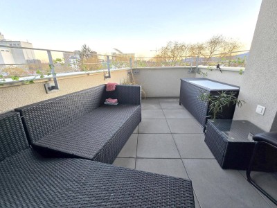 * * * LICHTDURCHFLUTETER WOHNTRAUM mit TERRASSENARTIGEM BALKON... AUSBLICK AUF DIE BAUMKRONEN * * *