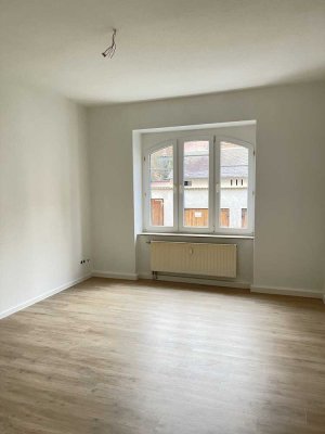 Neu renovierte 2 Raumwohnung mit hochwertigen Bodenbelag