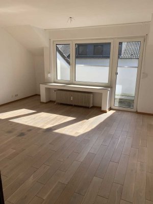 Helle 3-Zimmer-DG-Wohnung mit Balkon und EBK in Ratingen - Lintorf