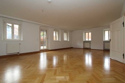 Rarität!! Exklusive 3 ZKB-Wohnung mit 40 m² Dachterrasse im Herzen der Altstadt
