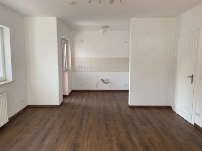 Helle 2-Zimmer-Wohnung mit Balkon in zentraler Lage