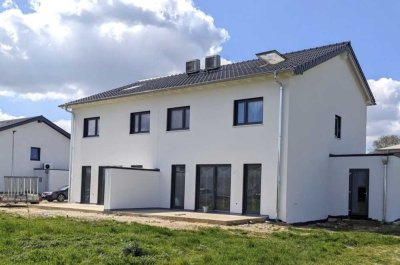 Erstbezug: Schöne 5-Raum-Doppelhaushälfte mit gehobener Innenausstattung in Vettweiß