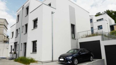 * Maulbronn * Moderne Doppelhaushälfte mit  1 - Zimmer Appartement in sonniger Wohnlage! *