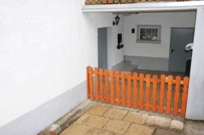 Mayence-Immobilien: 4,5 Zimmerwohnung mit kleinem Hof in Ortsandlage von Groß-Winterheim!!