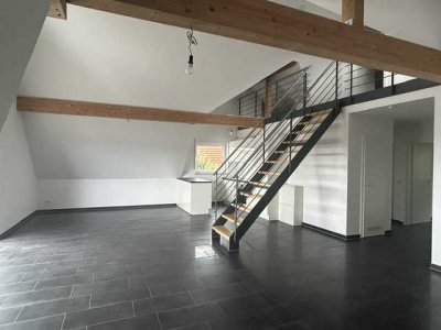 Neuwertige 4-Zimmer Maisonette-Wohnung mit Balkon und Einbauküche in Leonberg