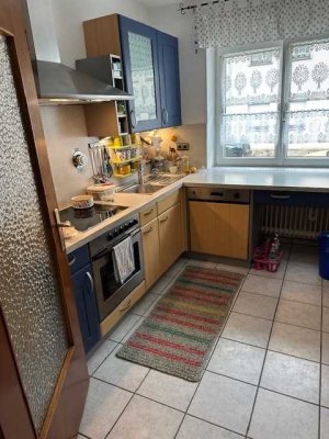 Sanierte Wohnung mit drei Zimmern sowie Balkon und Einbauküche in Straubing