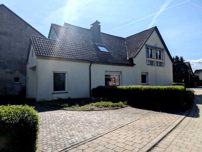 Einfamilienhaus mit Einliegerwohnung, Gartenidylle & Garagen