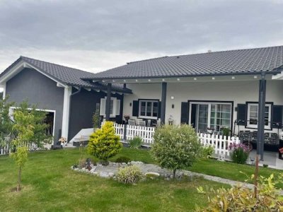 Exklusive Doppelhausbungalowhälfte im amerikanischen Baustil mit großzügigem Garten