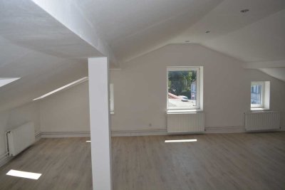 Top Dachgeschoss, Zweitezug n. Sanierung,moderne und schöne Ausstattung,Laminat,Isolierglasfenster
