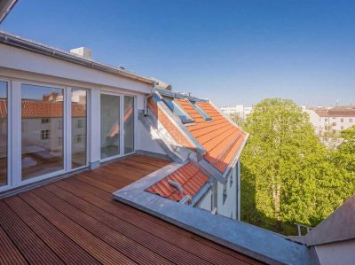 Erstbezug von klimatisierter 4-Zimmer-Dachgeschosswohnung mit Ost- und Westterrasse in Kiezlage