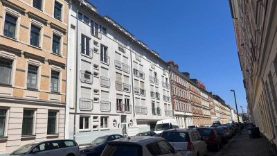 Lichdurchflutete 1-Raumwohnung mit Parkett Wannenbad Bodentiefe Fenster  in Leipzig-Altlindenau