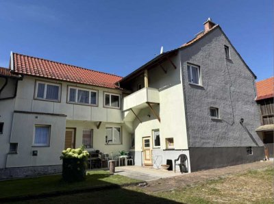 teilsanierter Vierseitenhof mit großem Grundstück und Gartenidylle