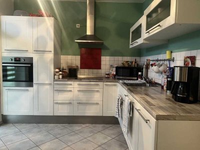 ab 01.09.: Tolle 3-Zi-DG-Maisonette, 2 Balkone, EBK, Stellplatz, Dachboden