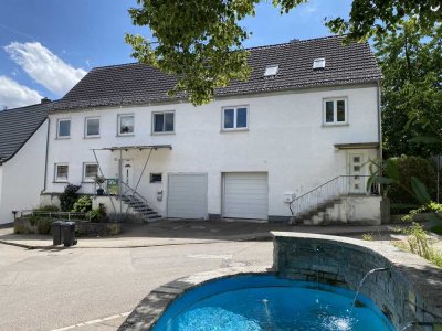 Ideal für Immobilieneinsteiger - teilrenovierte Doppelhaushälfte mit XL-Garage in Unterelchingen