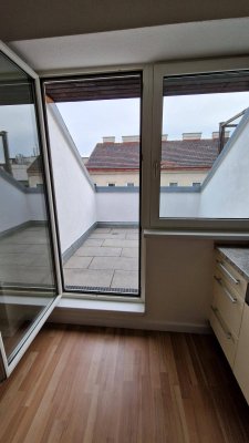 PRIVAT Ruhige, helle Dachgeschosswohnung mit Terrasse