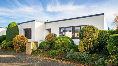 Winkelbungalow mit nicht einsehbarem Garten, Südwestterrasse und 2 Garagen in Bonn